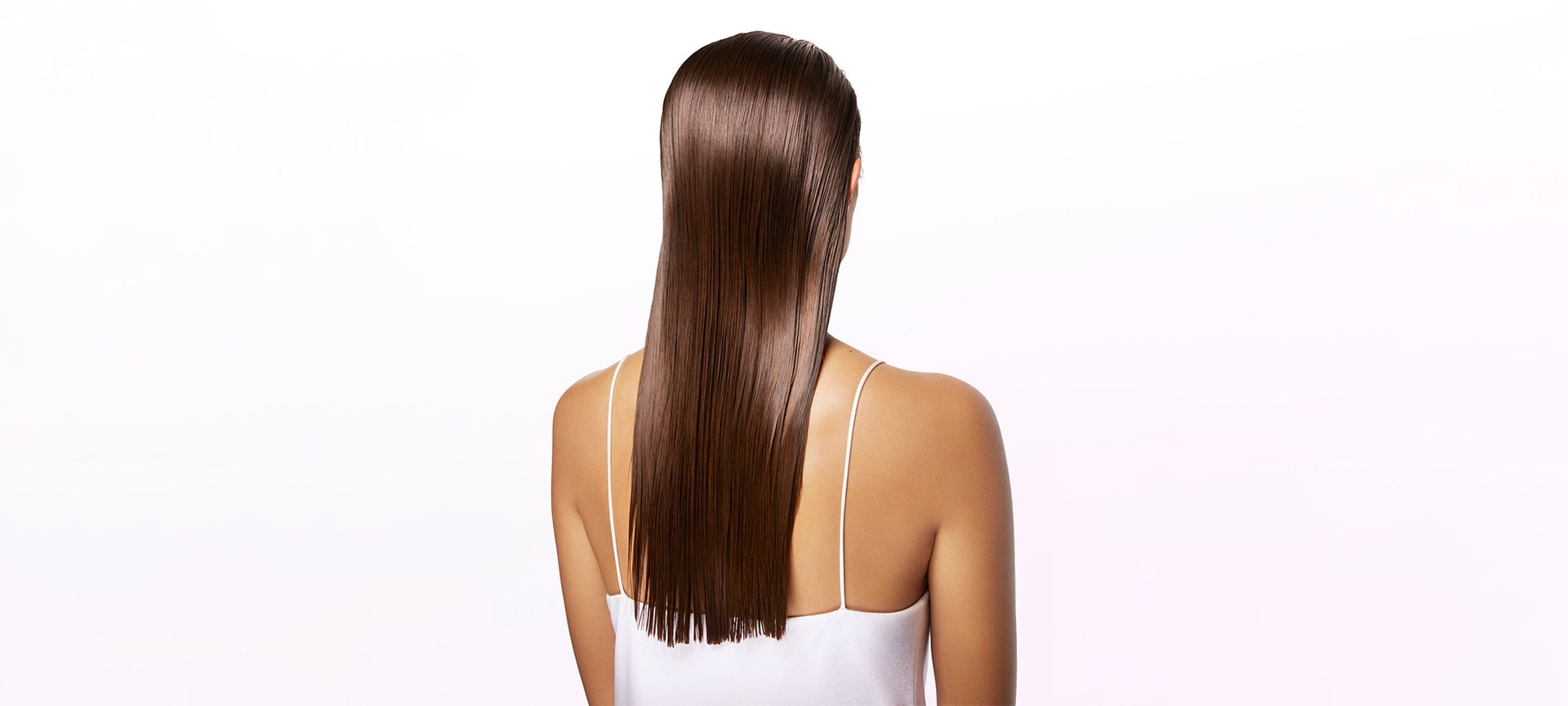 Junge Frau mit langen glatten Haaren  - Ansicht von hinten